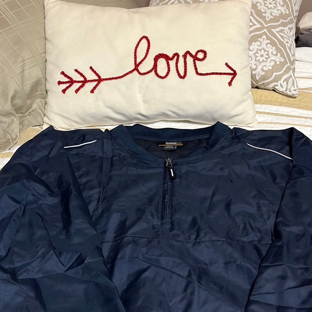 Mens water resistant pullover 1/4 zip jacket. Has zip side pockets. Size XXL